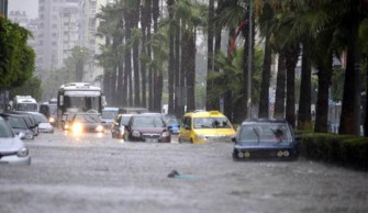 Adana’ya kış dolu ile birlikte geldi