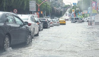 Adana’da sağanak yağış etksini sürdürüyor