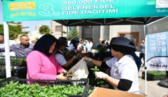 SARIÇAM BELEDİYESİNİN FİDE DAĞITIMI YOĞUN İLGİ GÖRDÜ