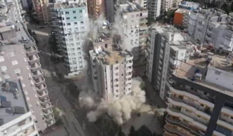 Depremde ağır hasar alan Ezgi Apartmanı kontrollü şekilde yıkıldı