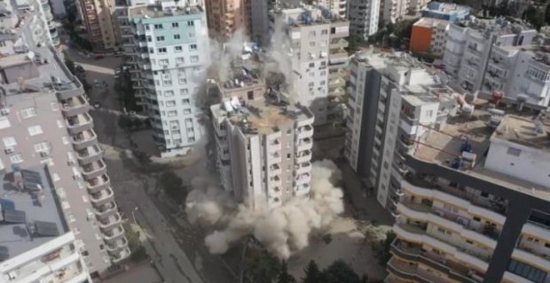 Depremde ağır hasar alan Ezgi Apartmanı kontrollü şekilde yıkıldı
