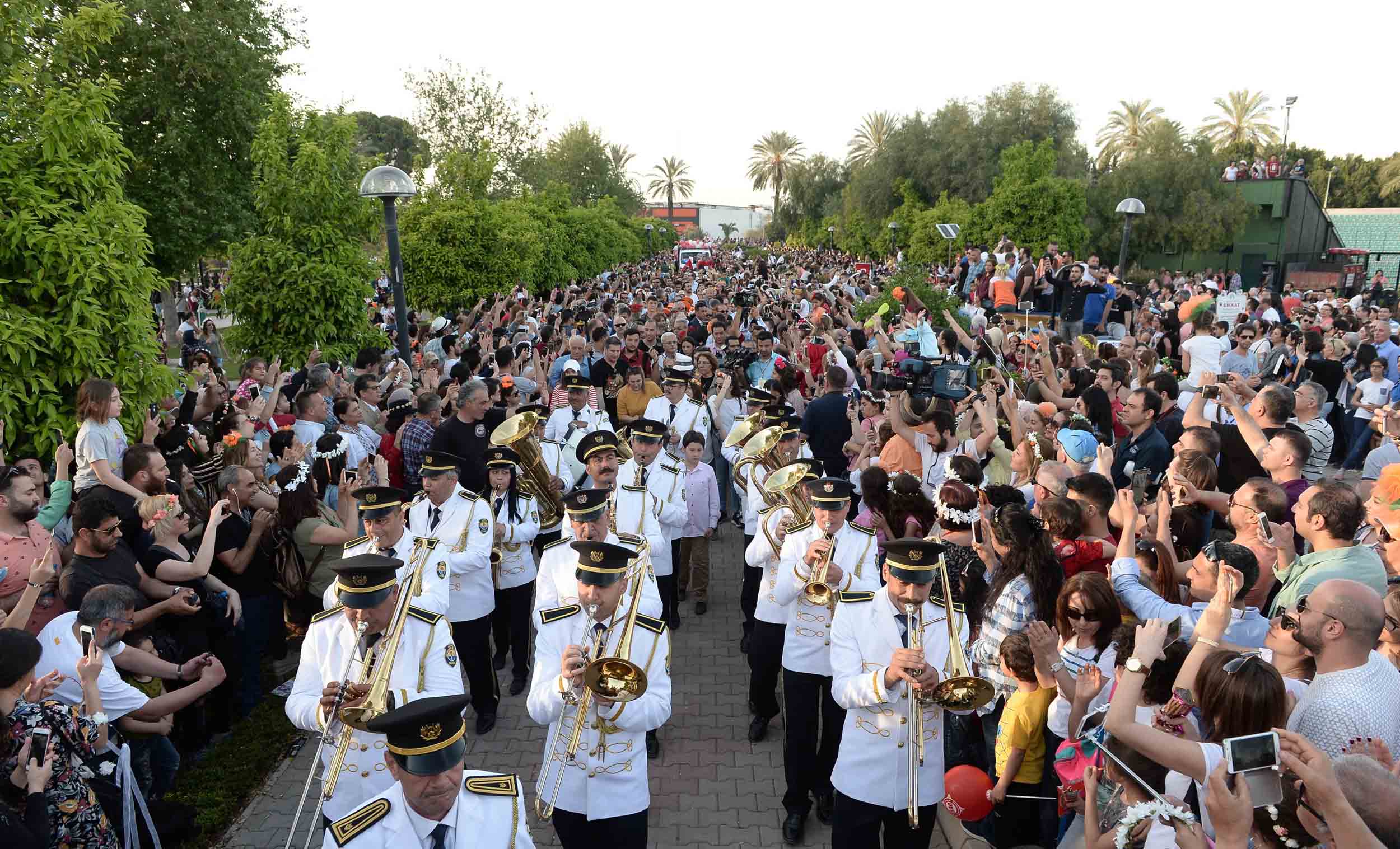 Milyonlar Karnaval İçin Adana Sokaklarındaydı