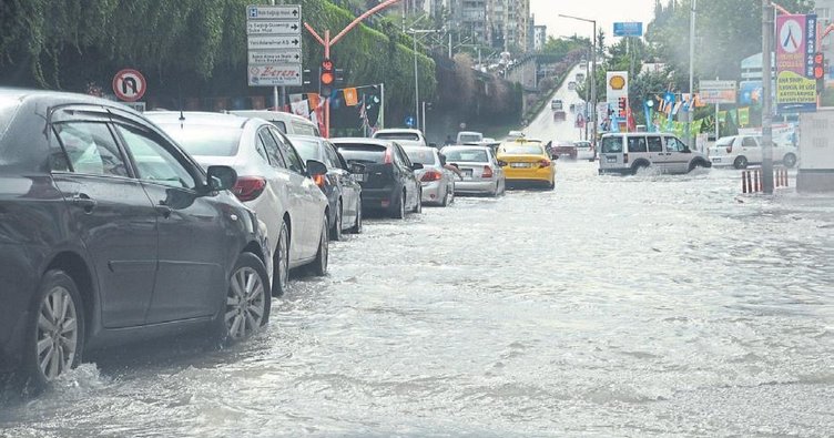 Adana’da sağanak yağış etksini sürdürüyor